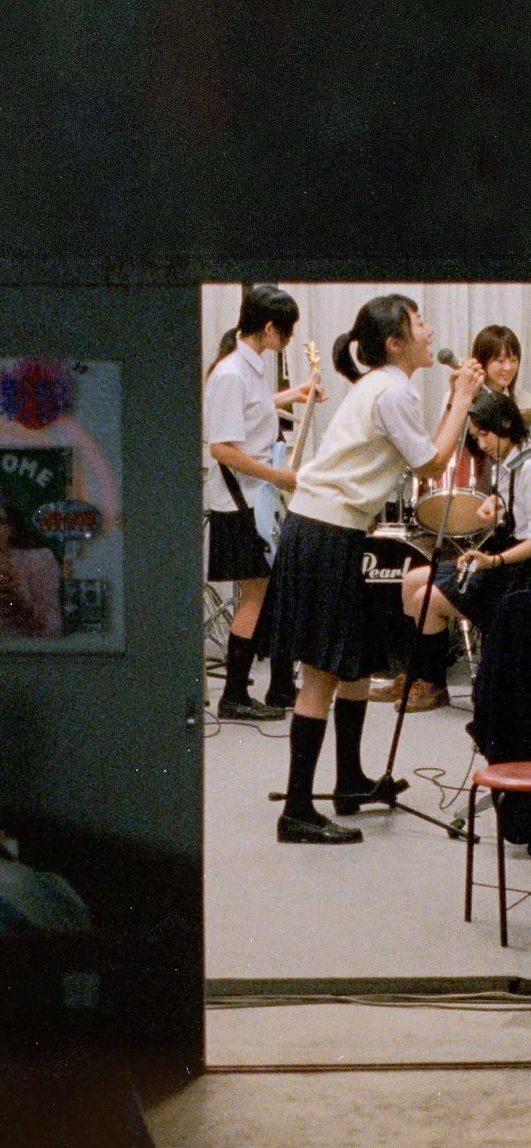 《Linda Linda Linda》隔着门框拍摄的乐队排练画面